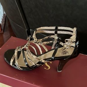 Sandal snakeskin shoe.